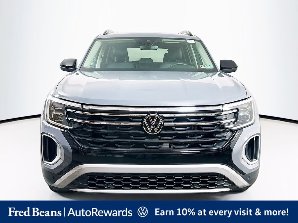 Used 2025 Volkswagen Atlas Peak Edition SE AWD/4WD image 2