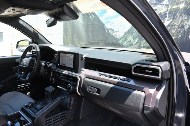 Certified 2025 Toyota Tacoma SR5 AWD/4WD image 24