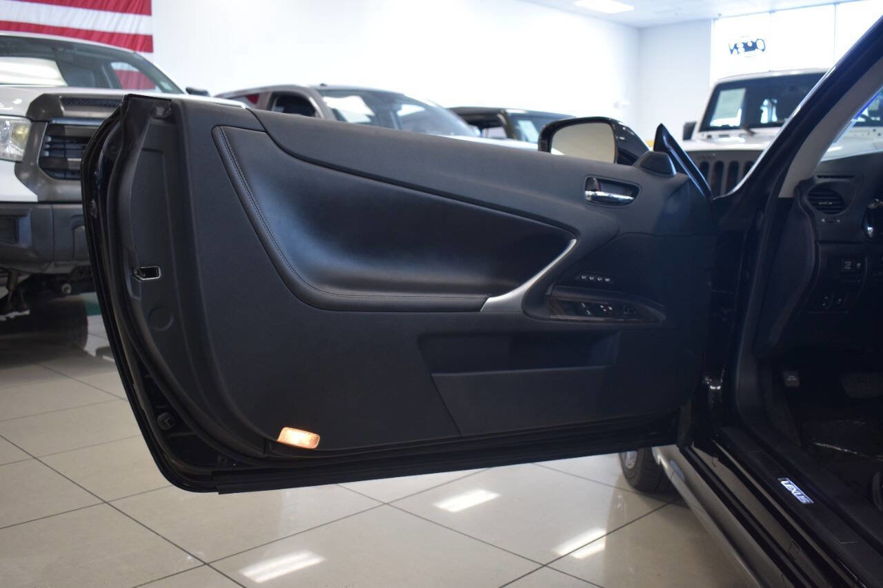 Used 2013 Lexus IS 350C Base 2dr Convertible w/ Luxury Pkg image 39