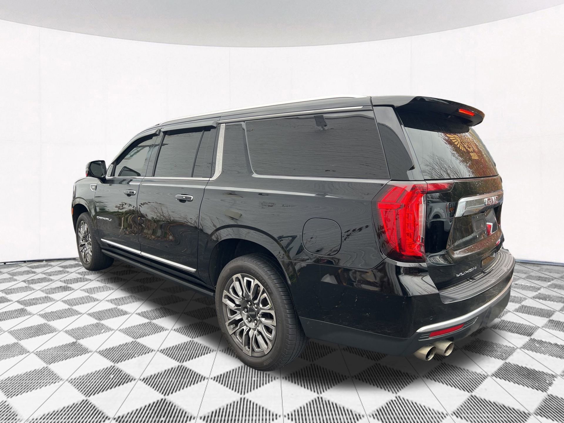 Used 2021 GMC Yukon XL Denali w/ Denali Premium Package image 9