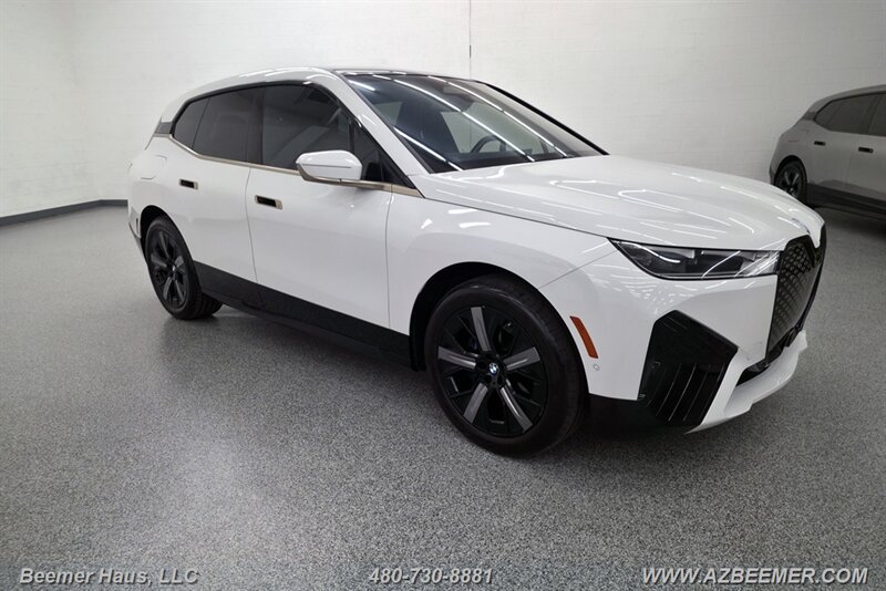 Used 2023 BMW iX xDrive50 w/ Sport Package AWD/4WD image 9