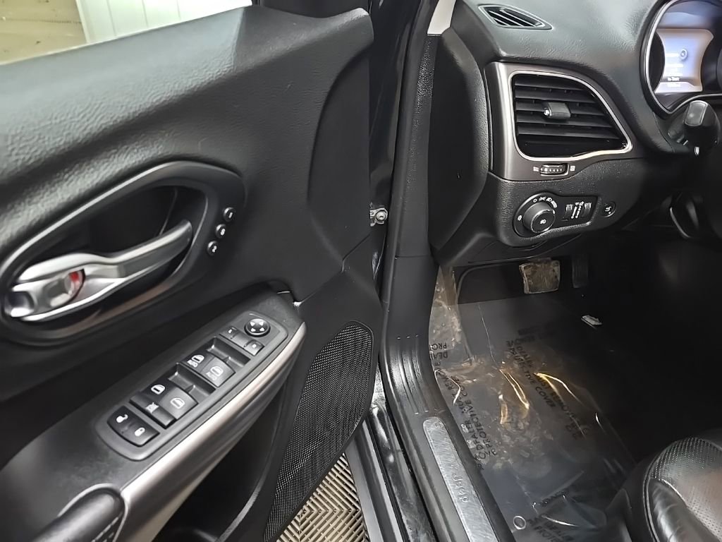 Used 2019 Jeep Cherokee Limited AWD/4WD image 28