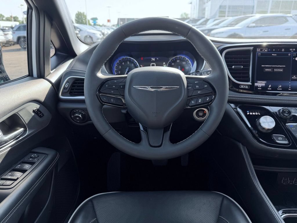 Used 2025 Chrysler Pacifica Limited FWD image 38