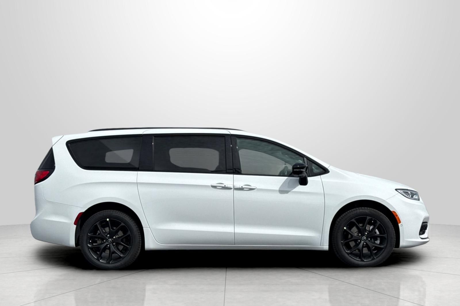 New 2026 Chrysler Pacifica Limited image 3
