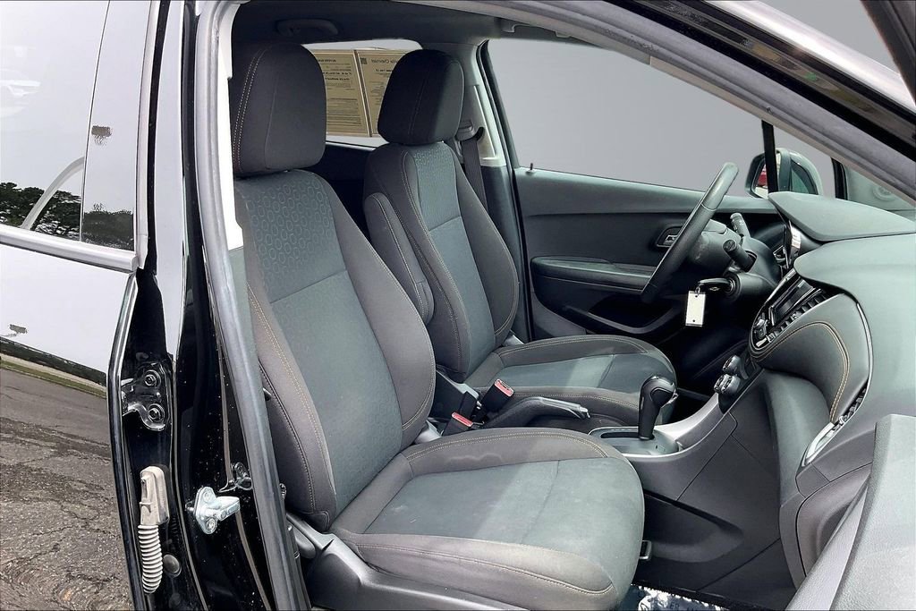 Used 2022 Chevrolet Trax LS w/ Tint and Cruise Package AWD/4WD image 7