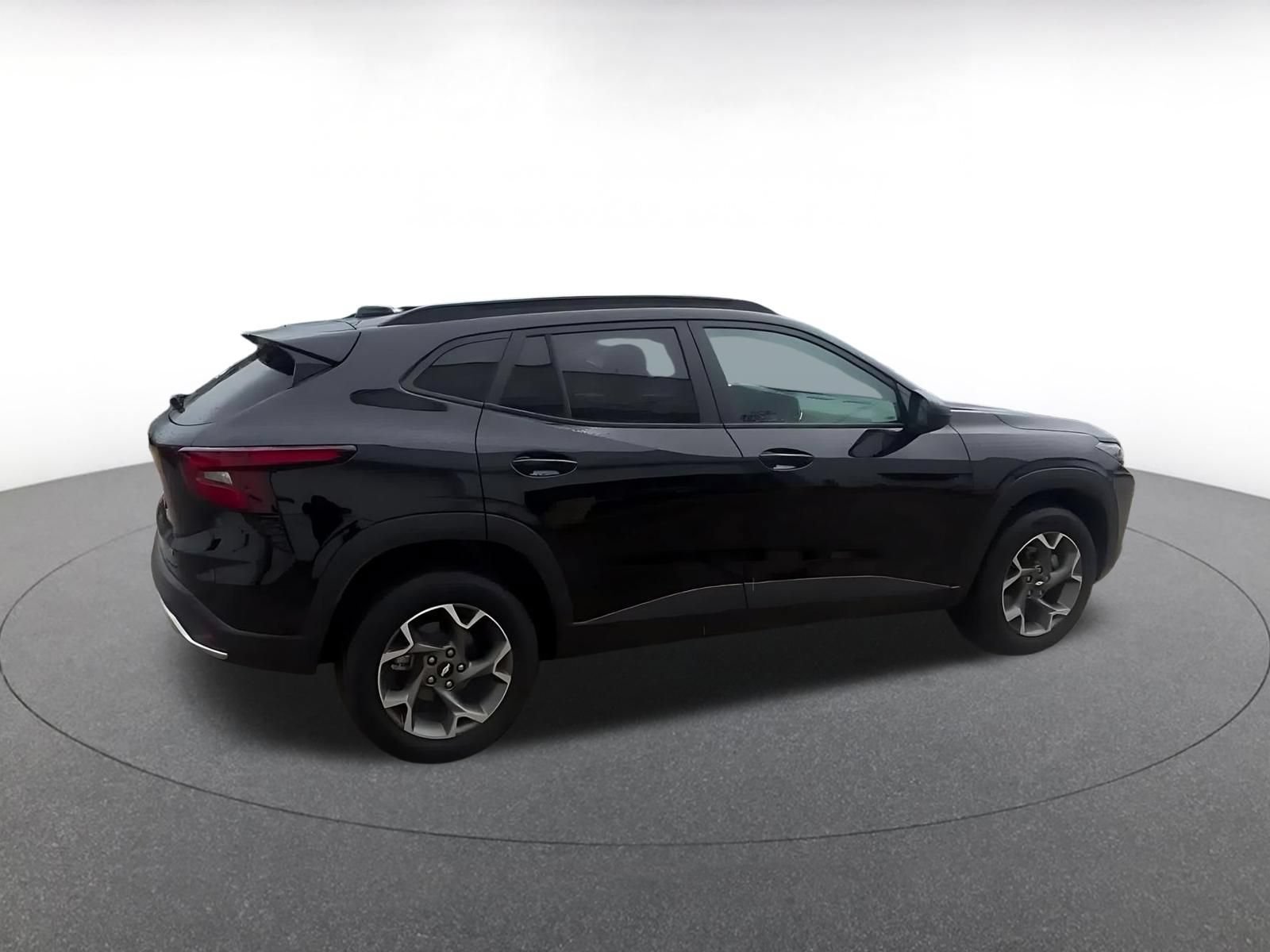 Used 2025 Chevrolet Trax LT FWD image 14
