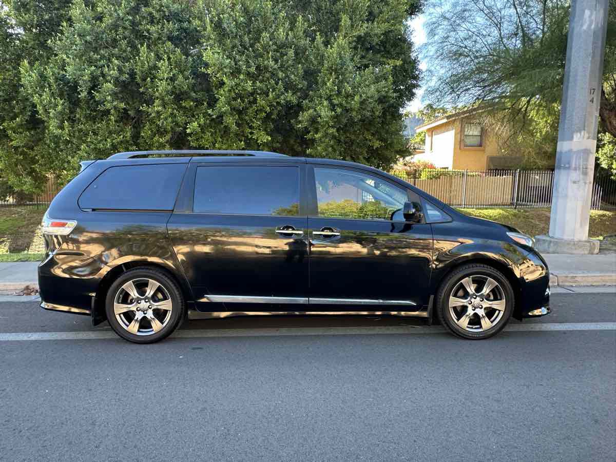 Used 2017 Toyota Sienna SE w/ SE Preferred Package FWD image 9