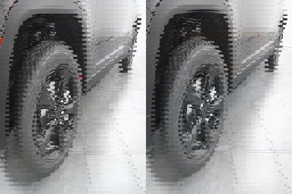 New 2025 Jeep Grand Cherokee L Altitude image 30