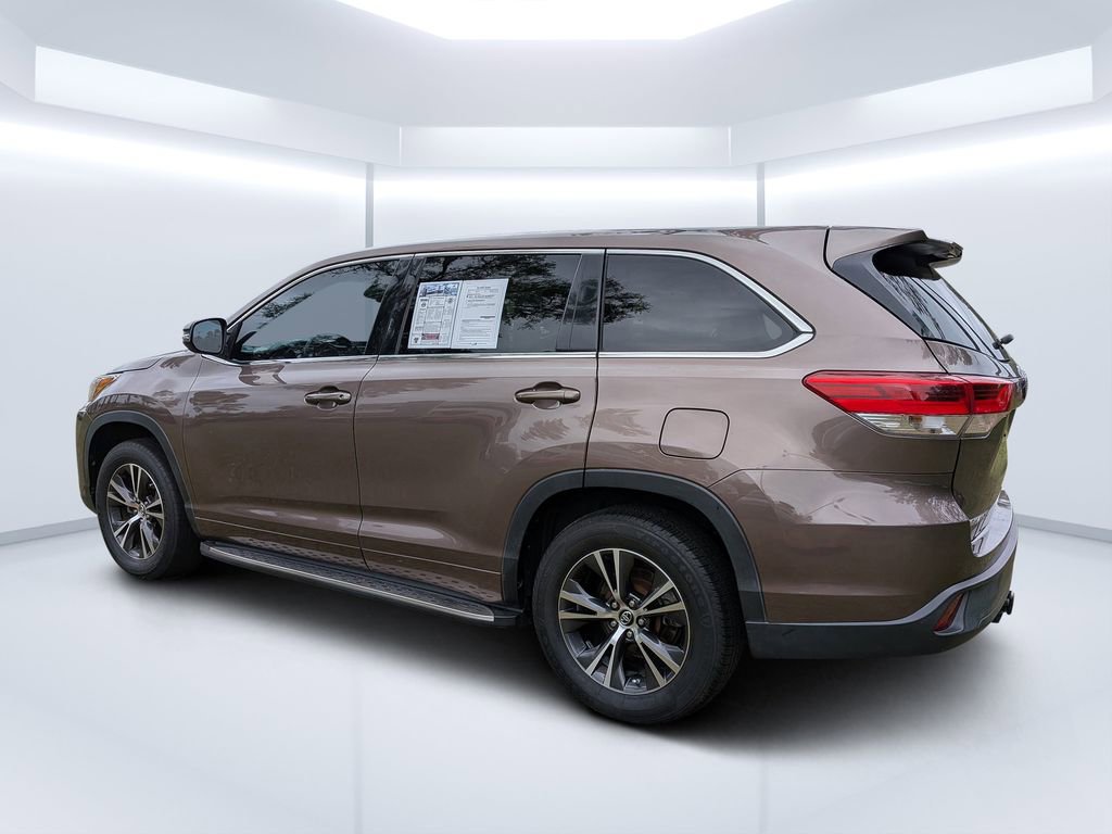 Used 2017 Toyota Highlander LE image 5