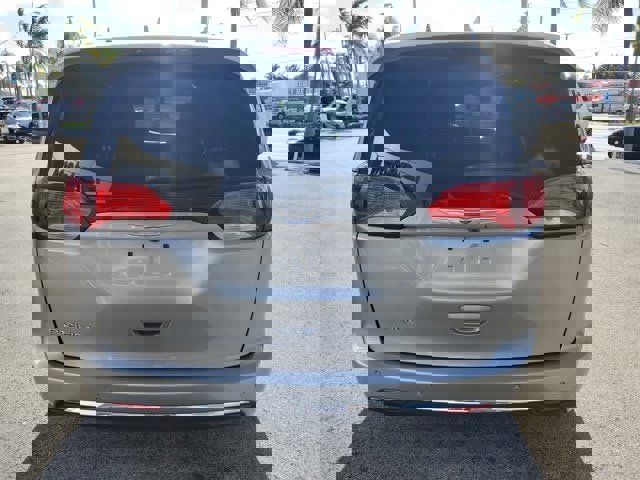 Used 2018 Chrysler Pacifica Touring-L w/ Tire & Wheel Group image 6