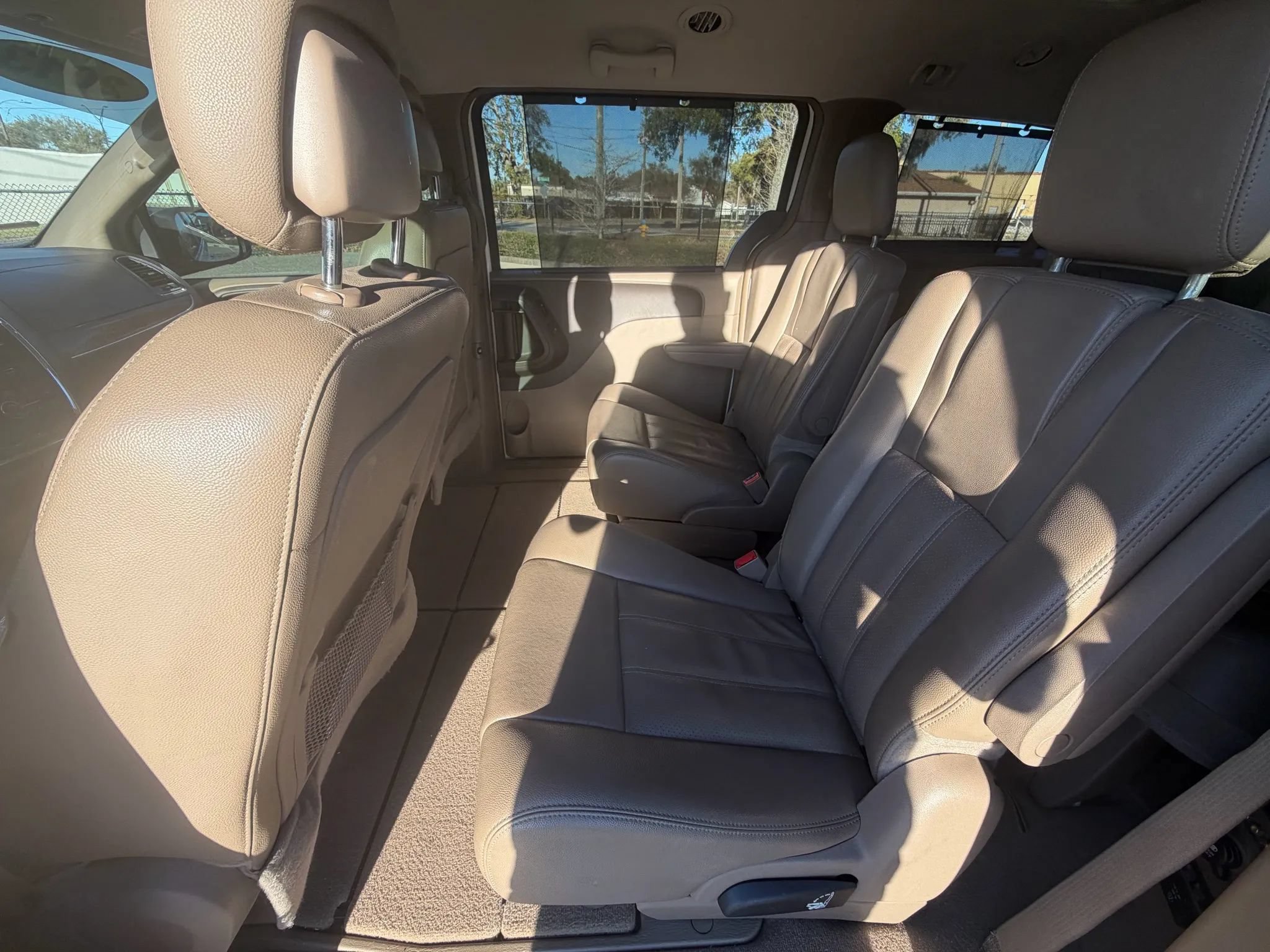 Used 2013 Chrysler Town & Country Touring-L w/ Driver Convenience Group FWD image 9