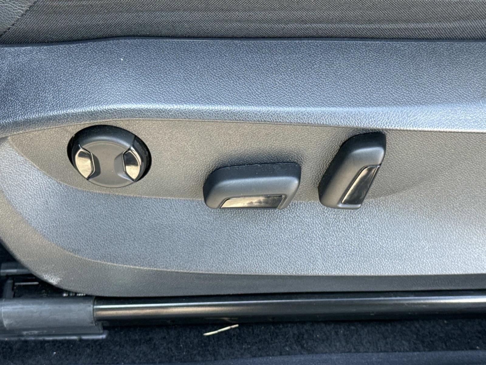 Used 2024 Volkswagen Tiguan SE image 21