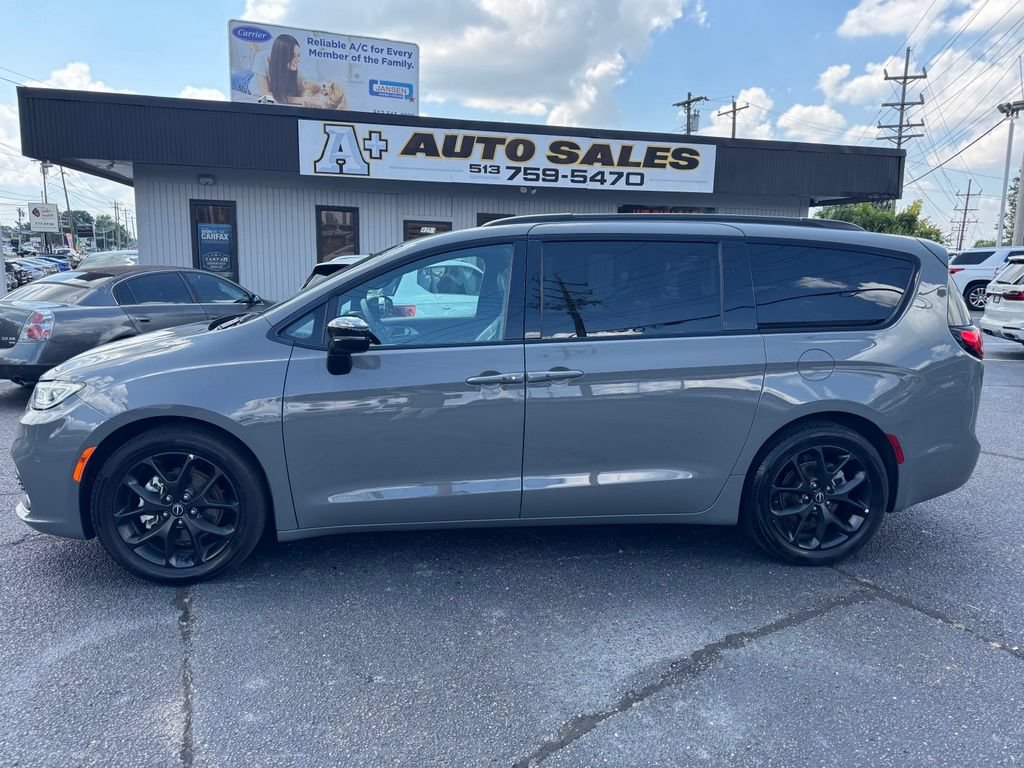 Used 2025 Chrysler Pacifica Limited FWD image 1