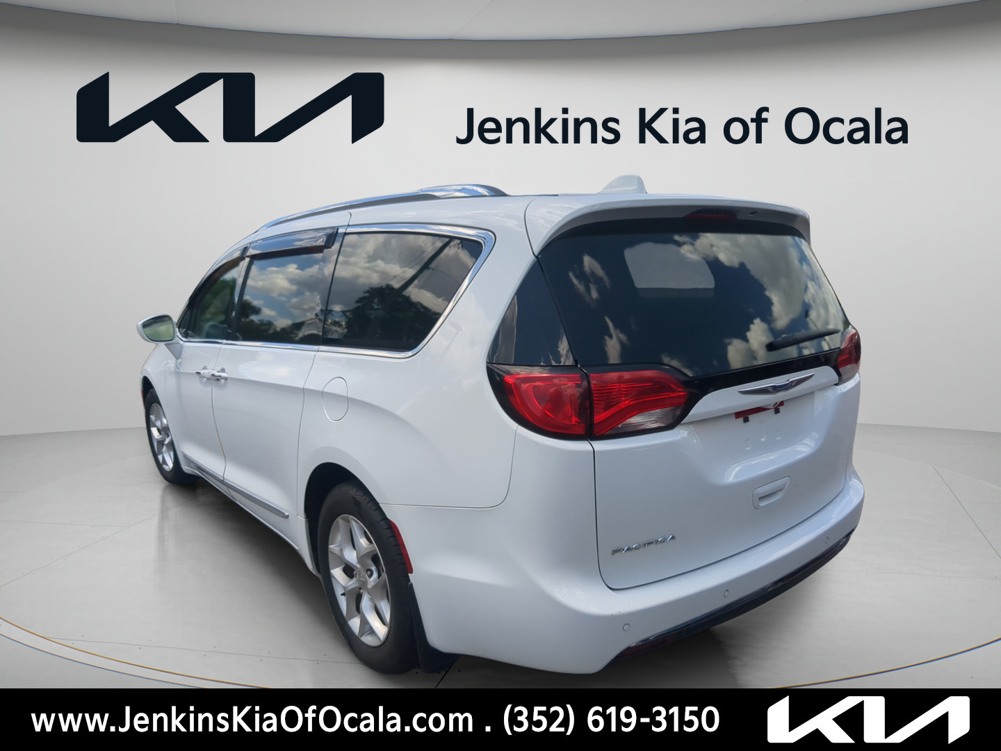 Used 2018 Chrysler Pacifica Touring-L Plus FWD image 4