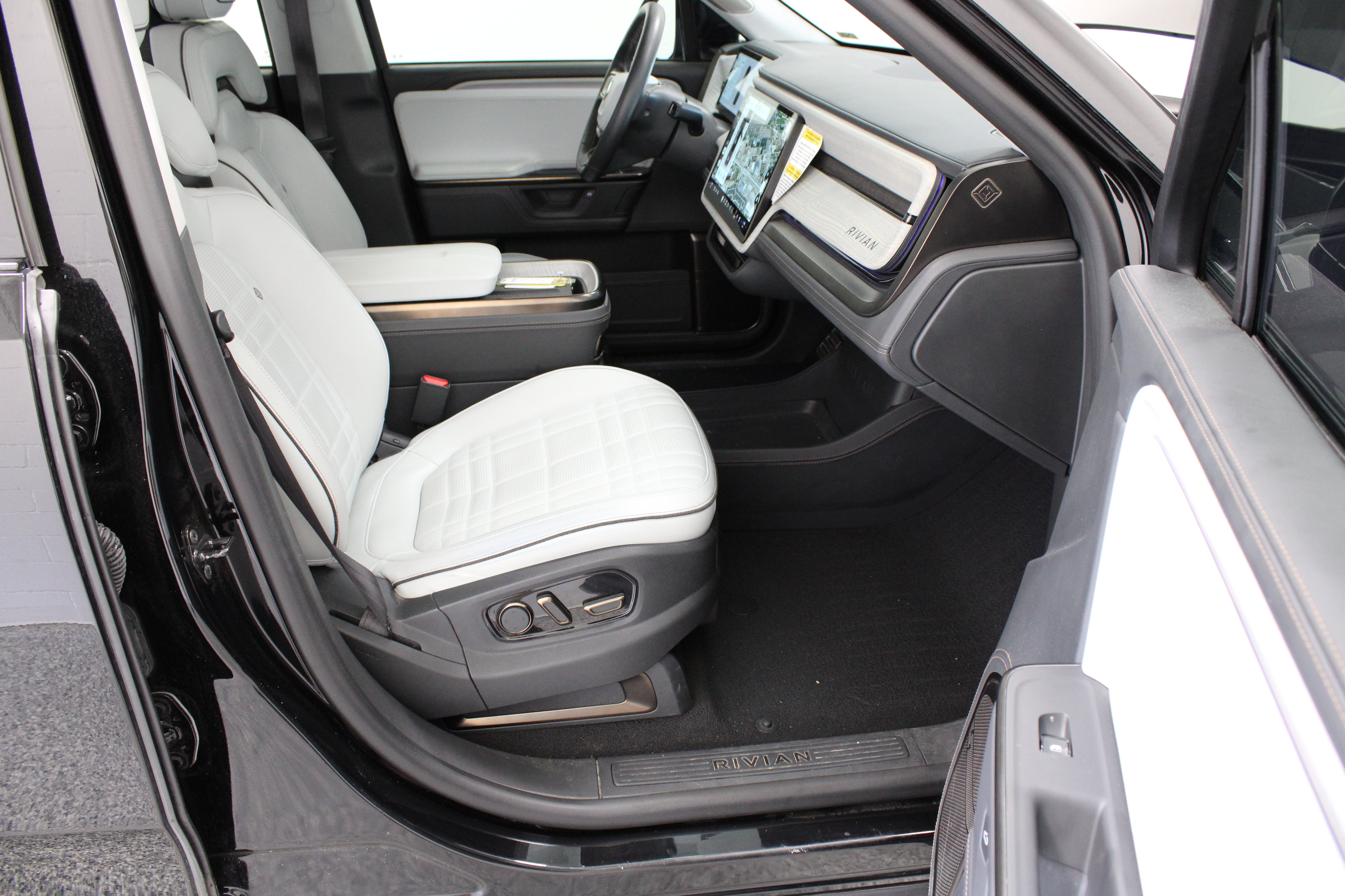 Used 2025 Rivian R1T Premium Tri AWD/4WD image 38