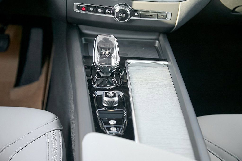 New 2026 Volvo XC60 B5 Plus w/ Protection Package Premier AWD/4WD image 28