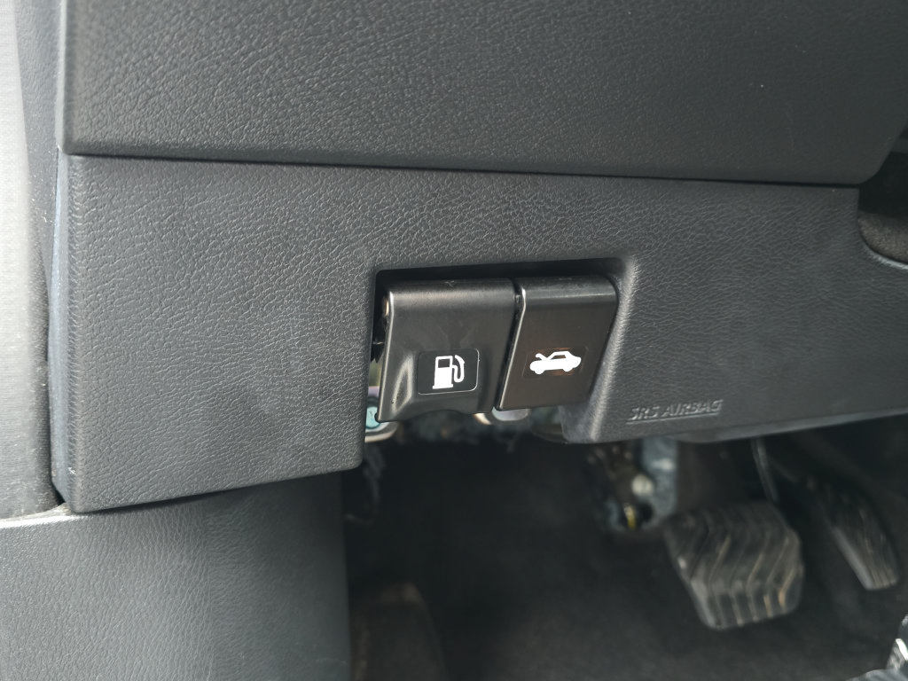 Used 2024 Nissan Versa SR FWD image 27
