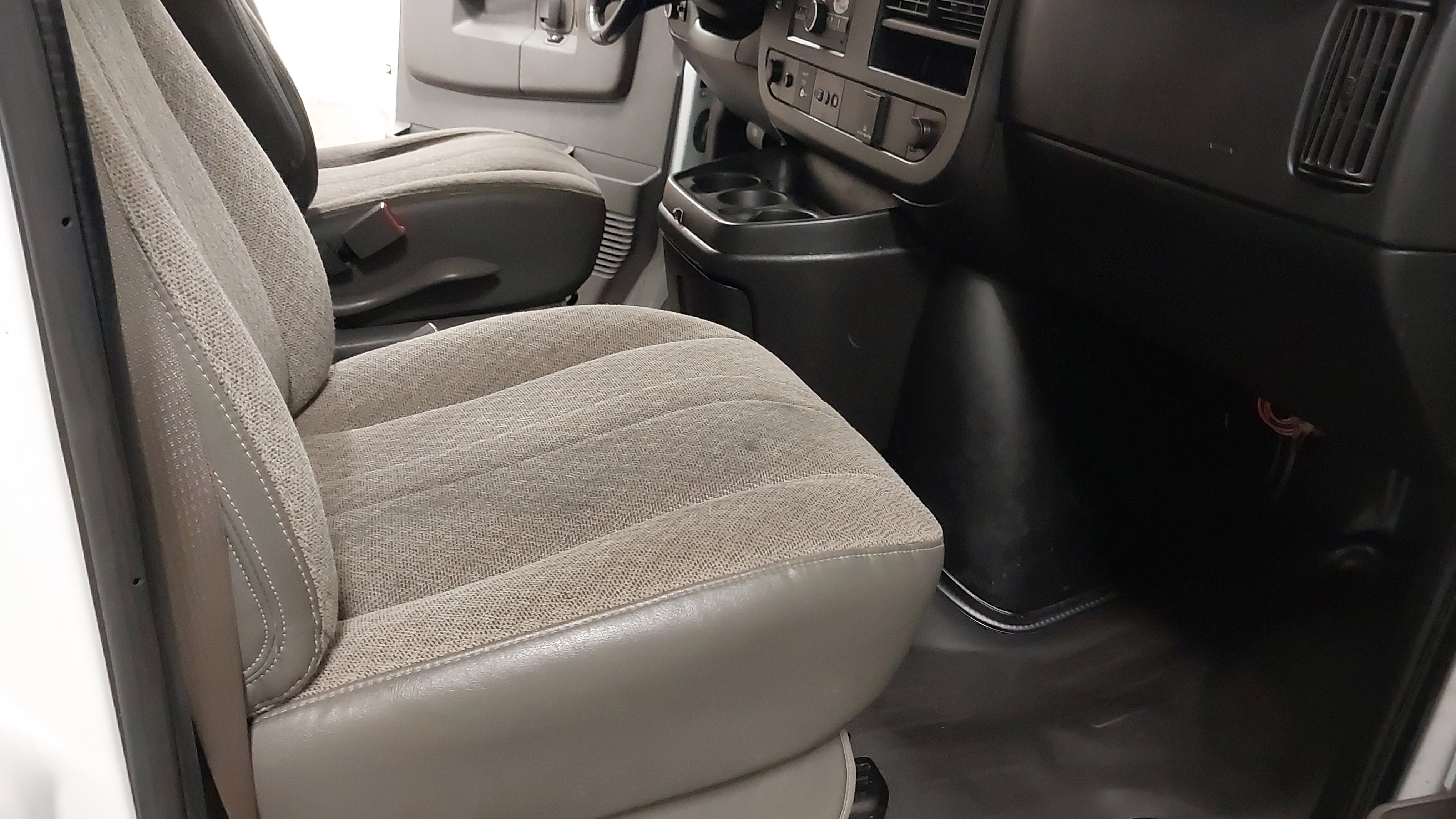 Used 2020 Chevrolet Express 2500 w/ Driver Convenience Package image 28