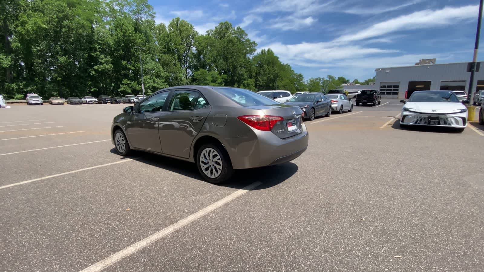 Used 2017 Toyota Corolla LE FWD image 8