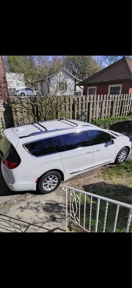 Used 2020 Chrysler Pacifica Touring-L image 2