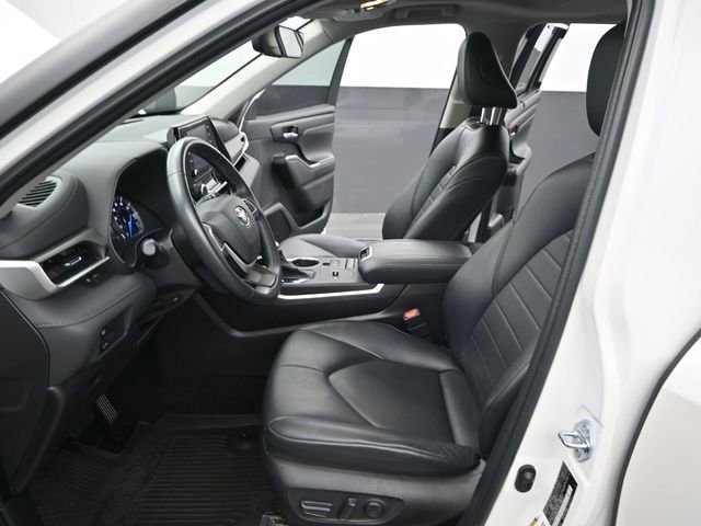 Used 2022 Toyota Highlander XLE image 11