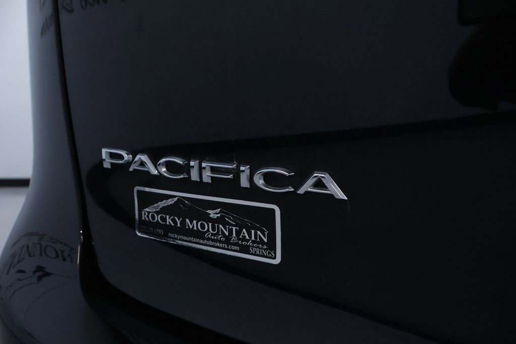 Used 2023 Chrysler Pacifica Touring-L image 10
