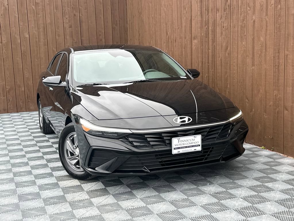 Used 2025 Hyundai Elantra SE w/ Cargo Package image 8