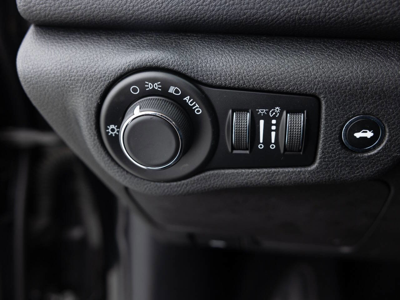 Used 2017 Chrysler 200 Limited Platinum FWD image 35