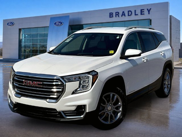 Used 2022 GMC Terrain SLT w/ LPO, Floor Liner Package AWD/4WD image 3