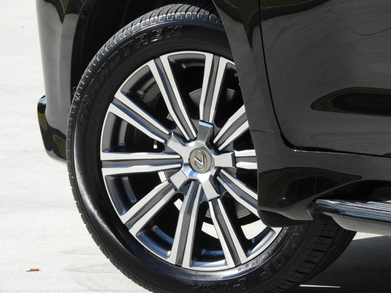 Used 2016 Lexus LX 570 4WD w/ 3rd Row & Luxury Pkg image 25