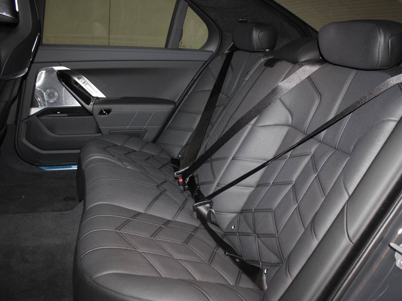 Used 2026 BMW 750e xDrive AWD/4WD image 18