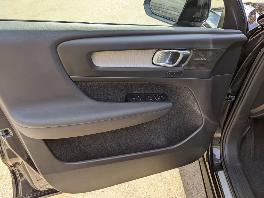 Used 2023 Volvo XC40 B5 Ultimate w/ Protection Package Premier image 9