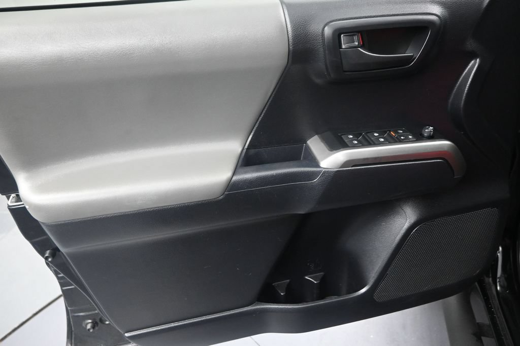 Used 2021 Toyota Tacoma SR5 RWD image 11