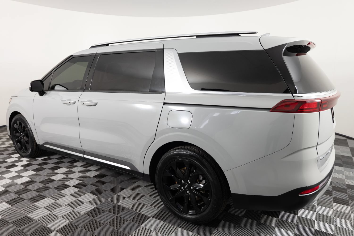 Used 2022 Kia Carnival SX FWD image 4