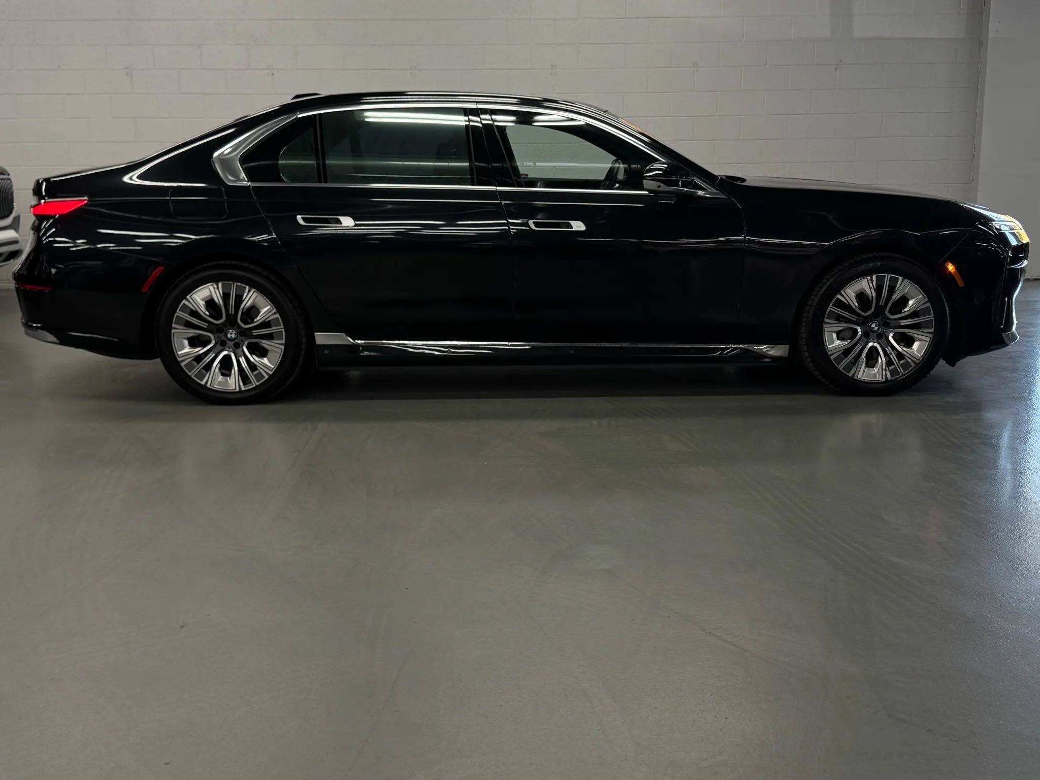 Used 2024 BMW i7 xDrive60 w/ Executive Package image 6