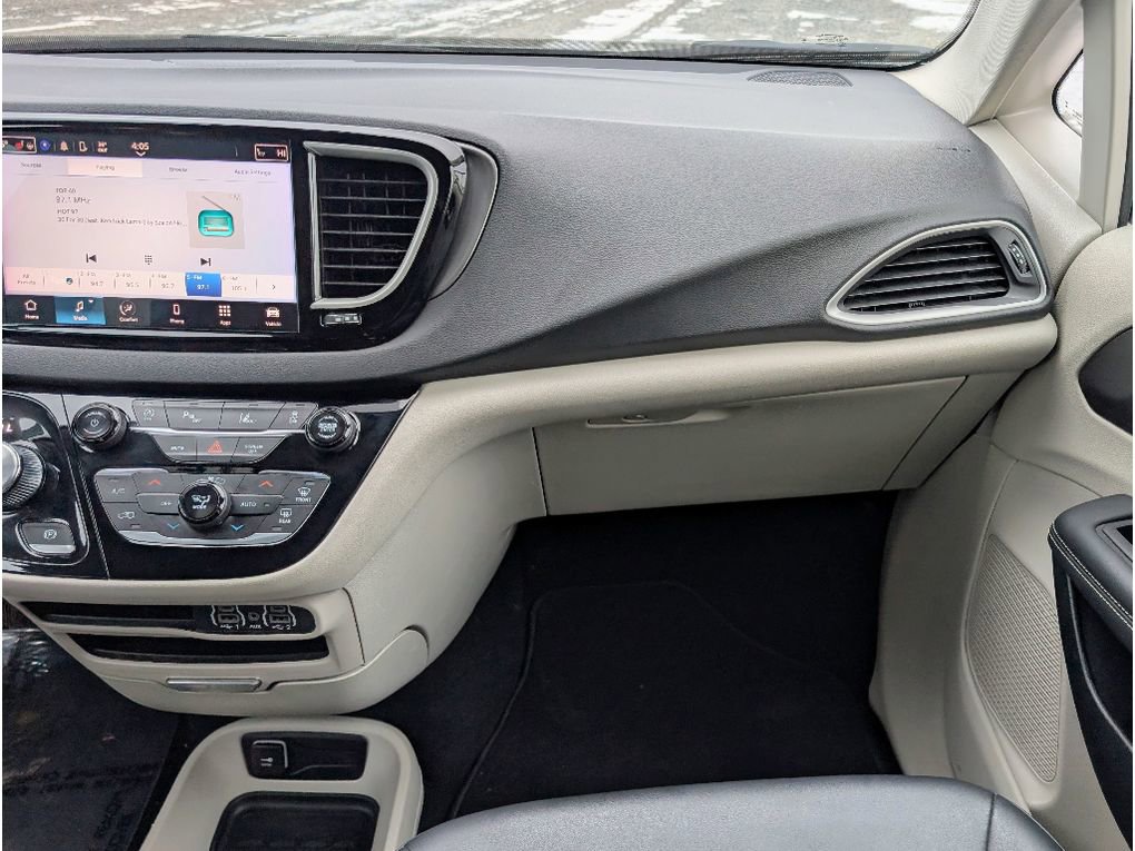 Used 2024 Chrysler Pacifica Touring-L image 30