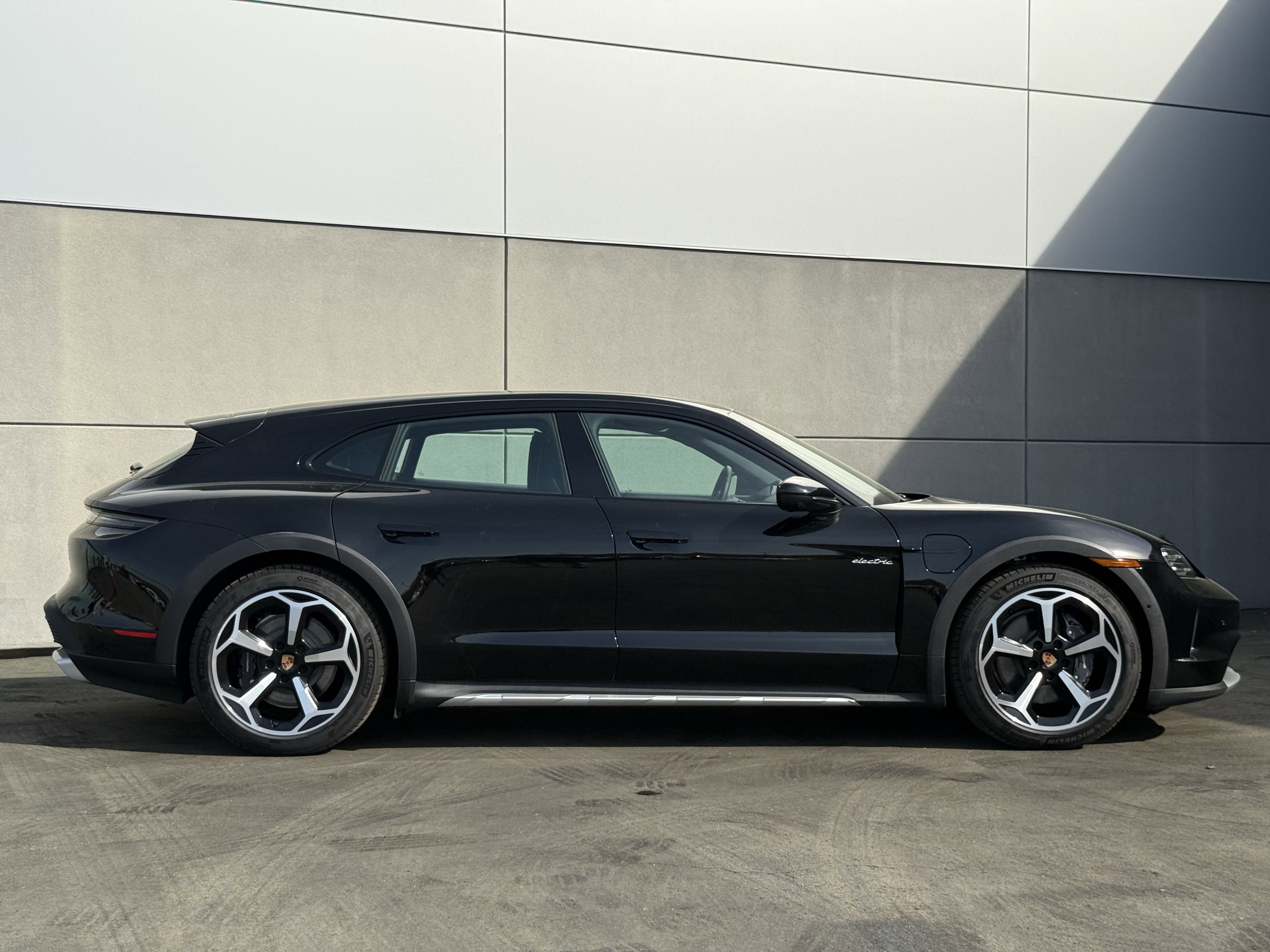 Used 2025 Porsche Taycan 4 Cross Turismo image 9