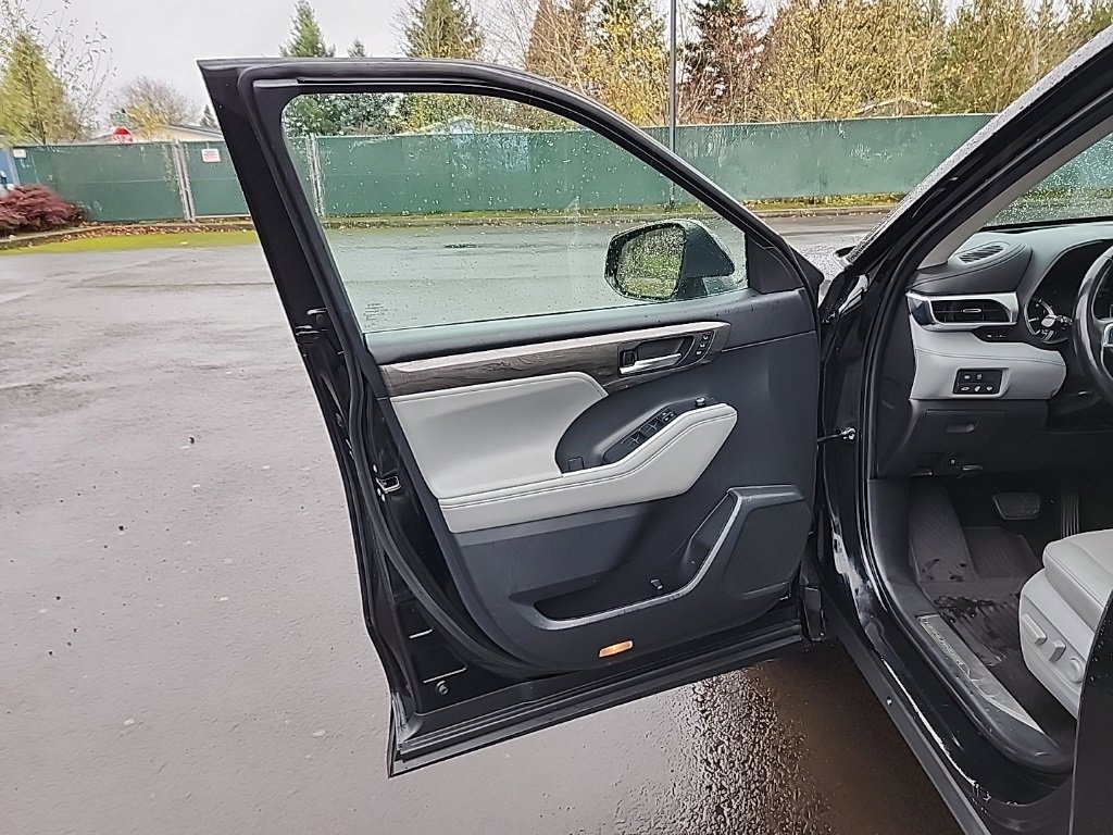 Used 2021 Toyota Highlander Platinum image 18