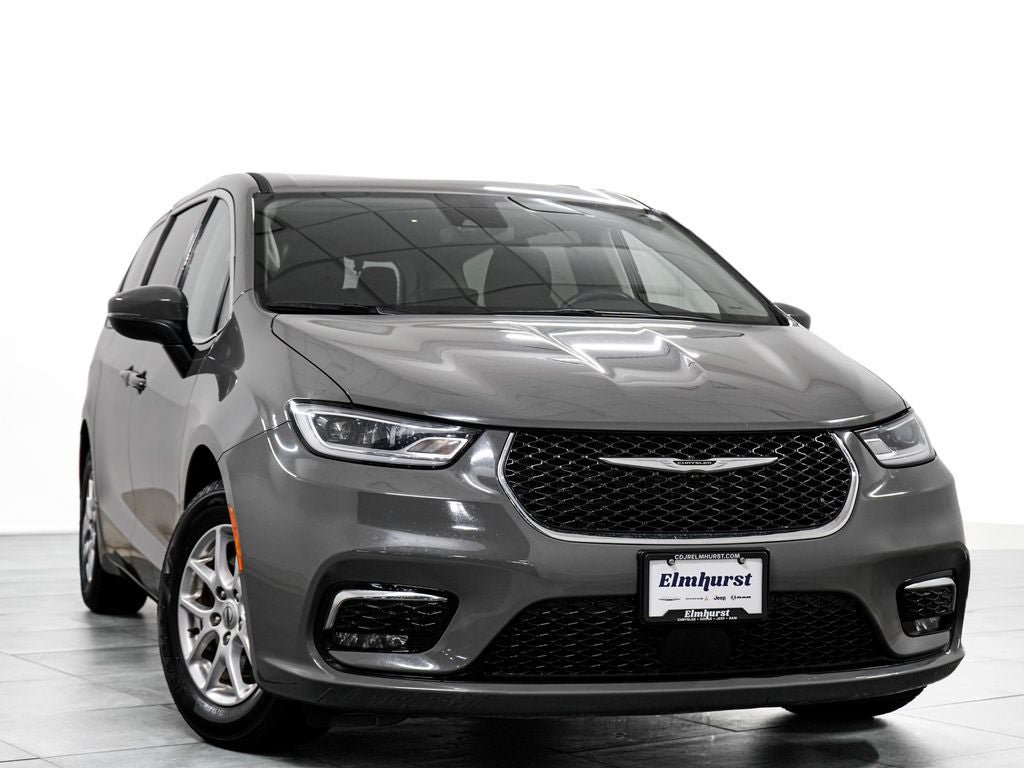 Used 2023 Chrysler Pacifica Touring-L FWD image 3