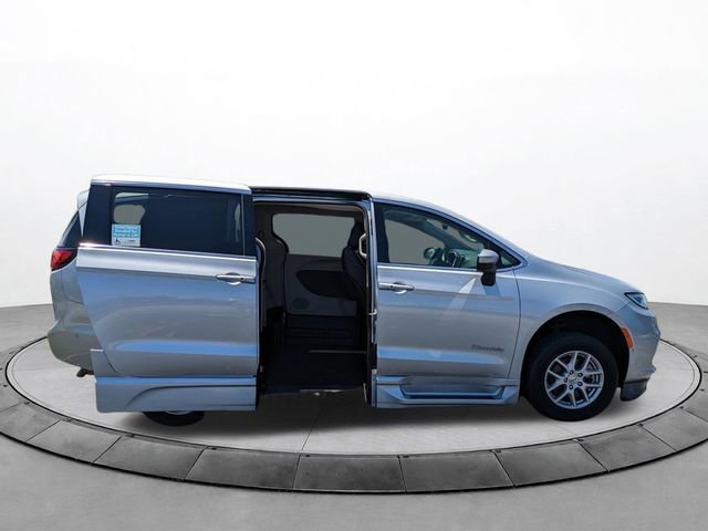 Used 2023 Chrysler Pacifica Touring-L FWD image 4