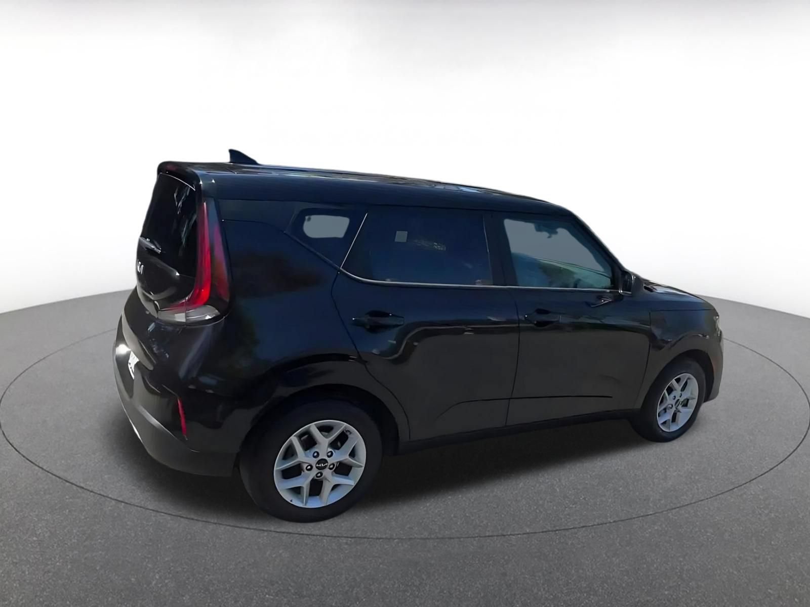 Used 2025 Kia Soul LX w/ LX Technology Package FWD image 14
