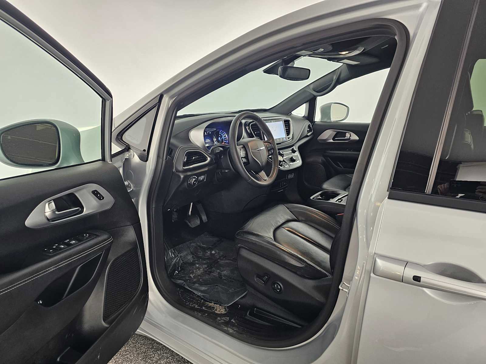 Used 2022 Chrysler Pacifica Touring-L w/ S Appearance Package FWD image 22