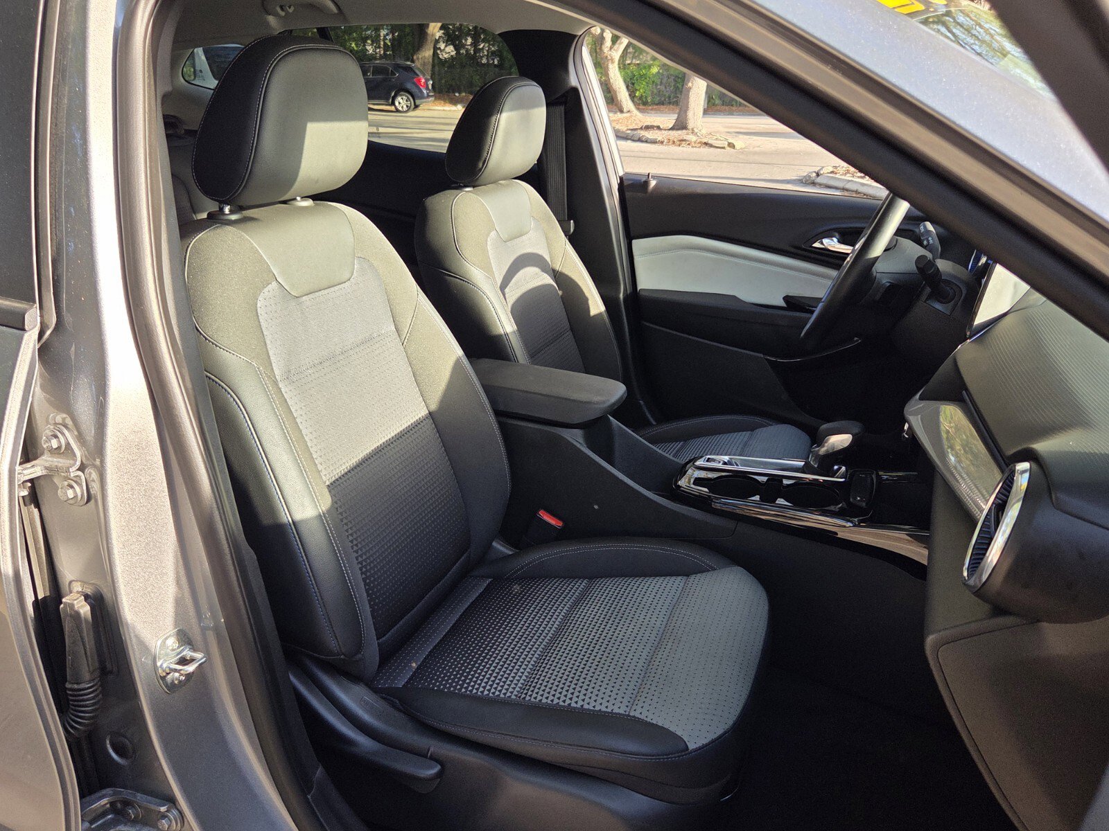 Used 2025 Chevrolet Trax LT w/ LT Convenience Package FWD image 23