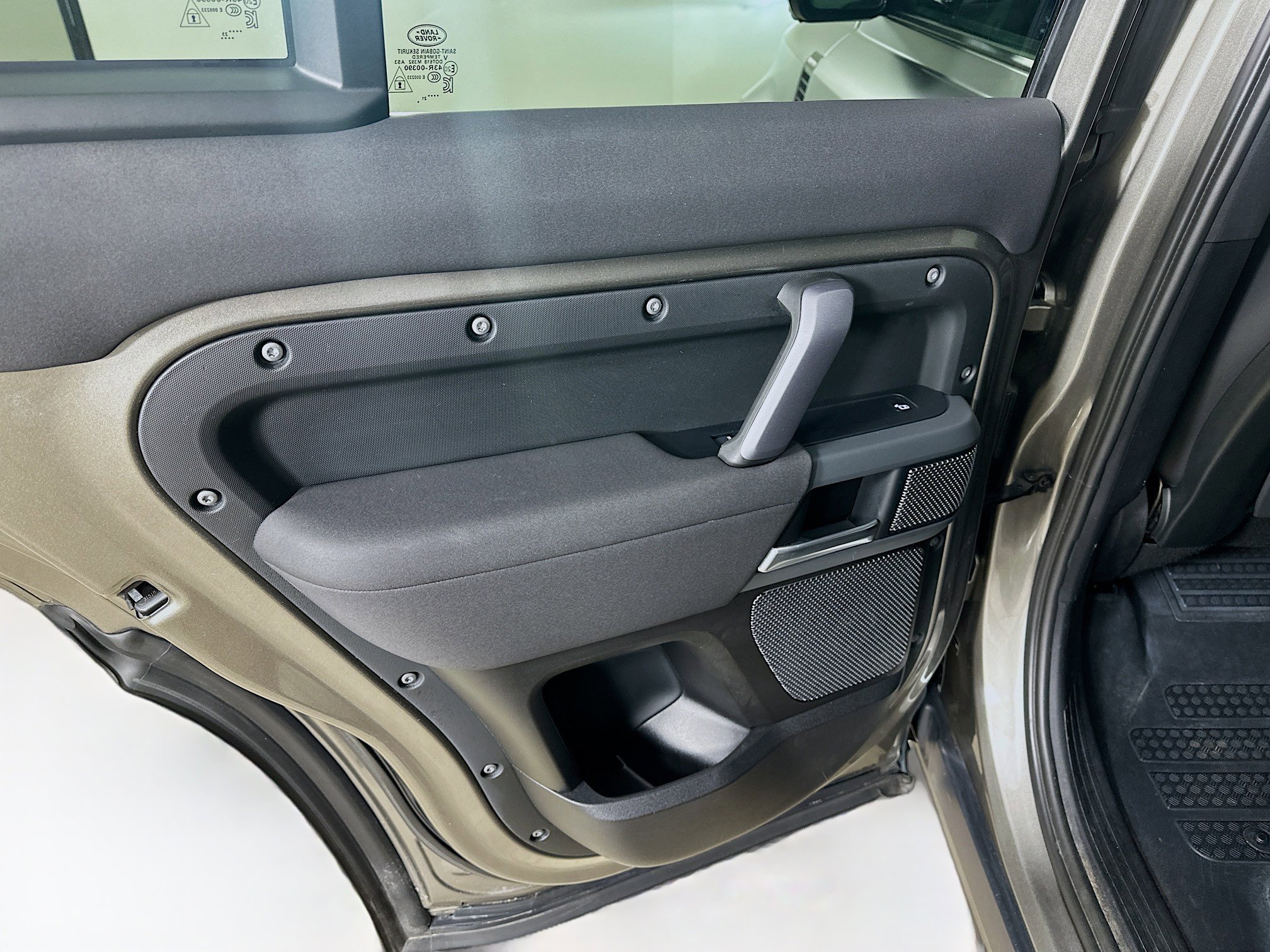 Used 2022 Land Rover Defender 110 X-Dynamic SE image 32