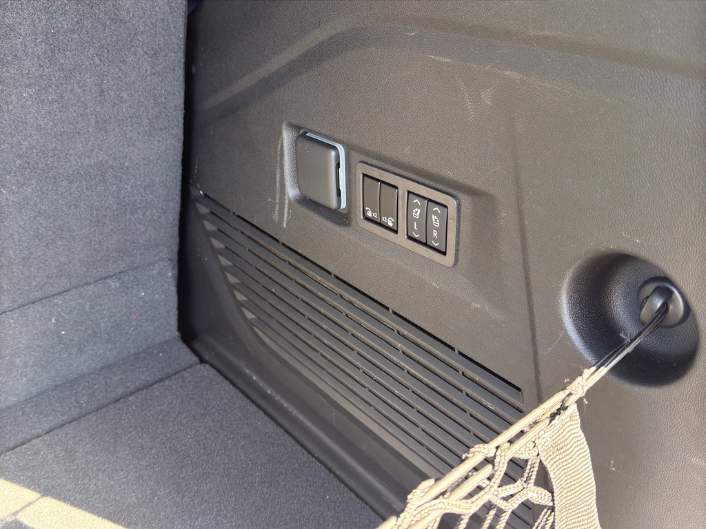 Used 2024 Chevrolet Tahoe High Country image 32