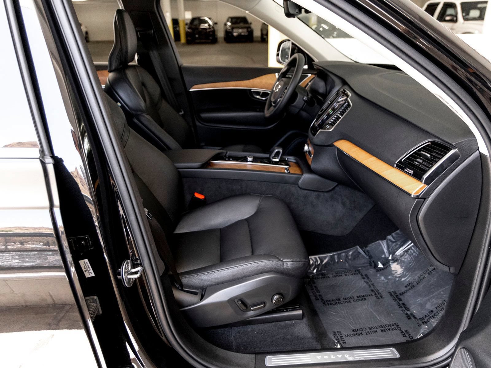 Used 2025 Volvo XC90 B6 Plus w/ Protection Package Premier AWD/4WD image 28