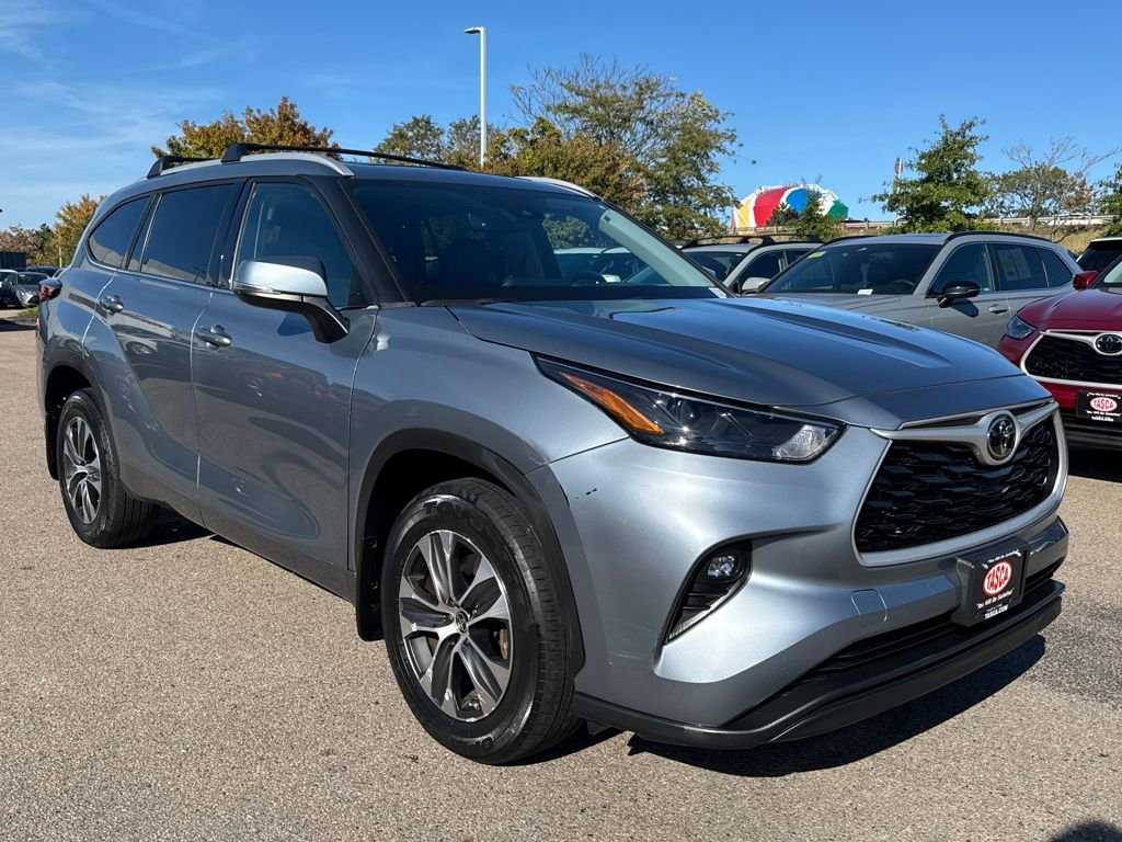 Used 2022 Toyota Highlander XLE image 16