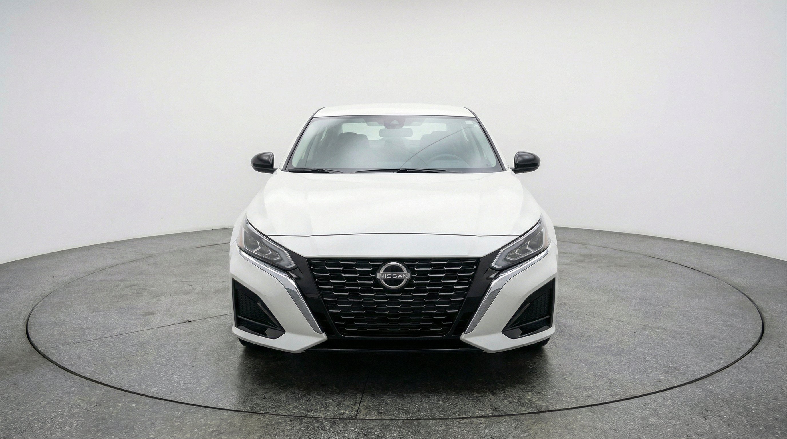 Used 2025 Nissan Altima 2.5 SV FWD image 2
