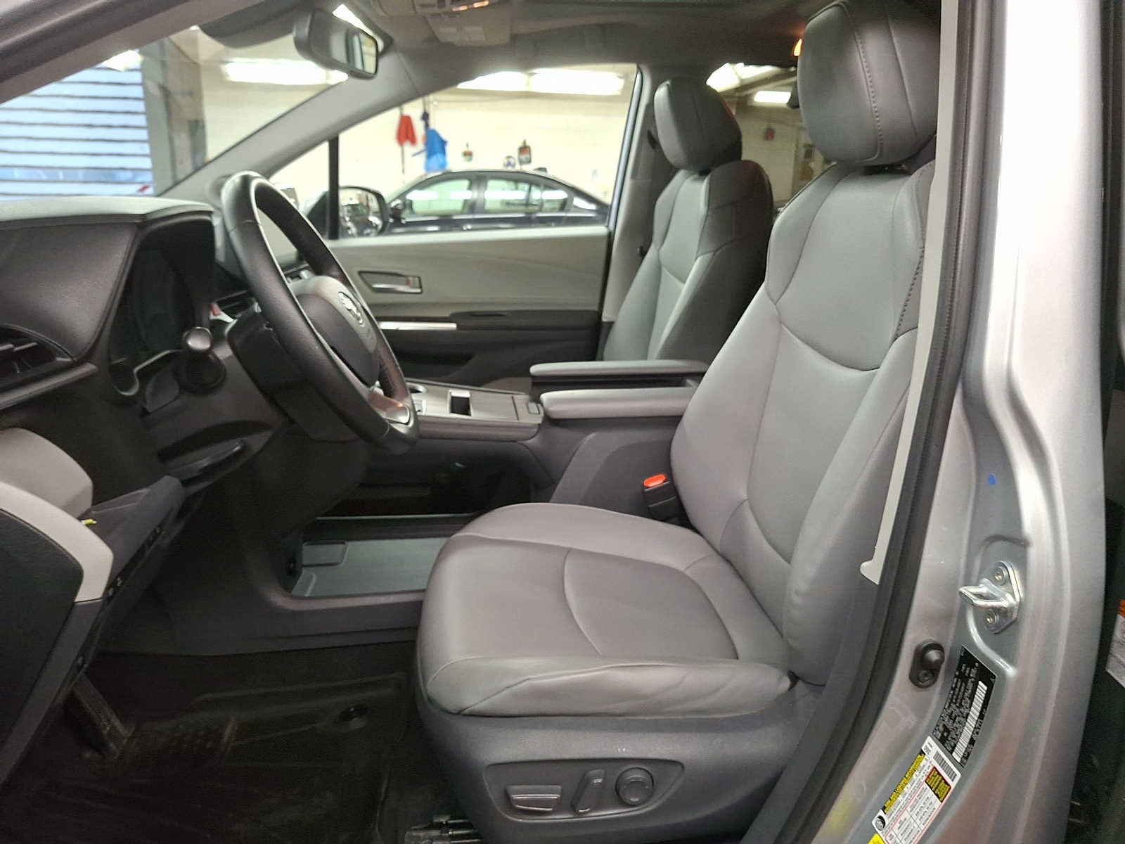 Used 2021 Toyota Sienna XLE w/ XLE Plus Package image 12