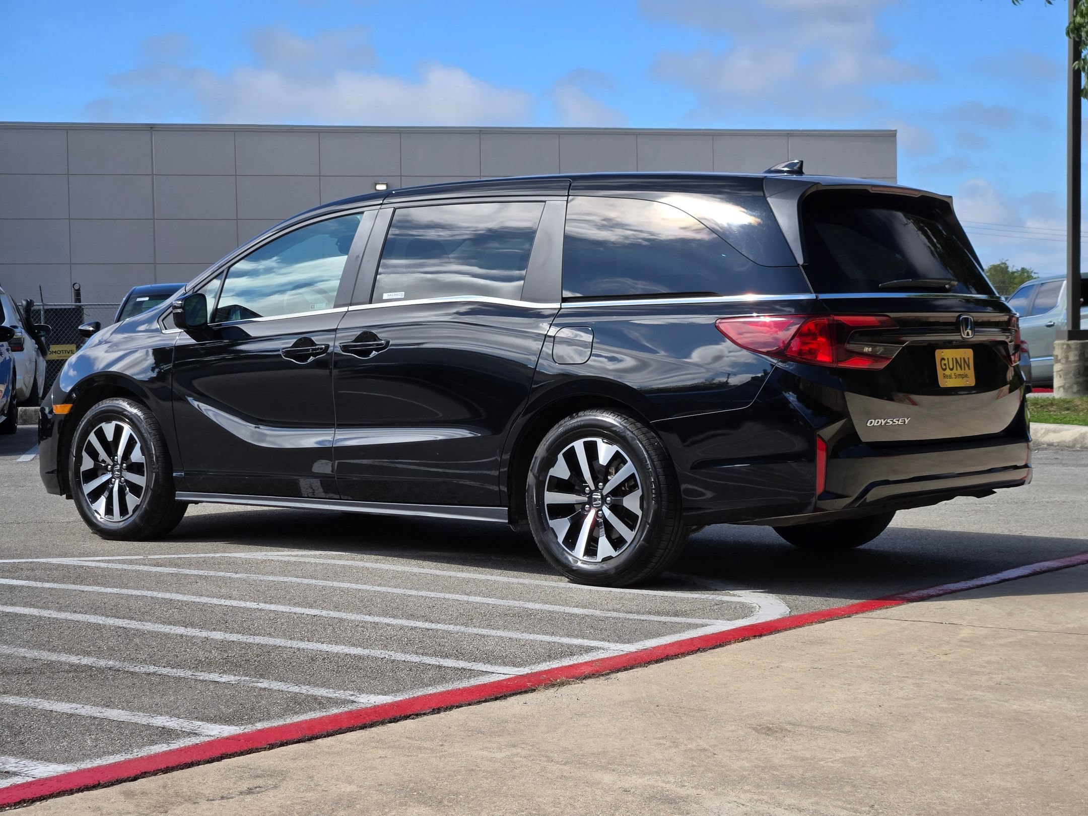Used 2025 Honda Odyssey EX-L image 5